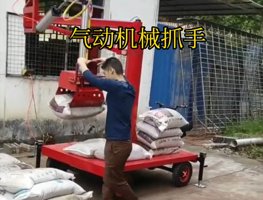 水上乡机械抓手饲料抓袋机水上乡水泥抓手农用随车抓可伸缩装卸水泥神器水上乡本地机械抓手